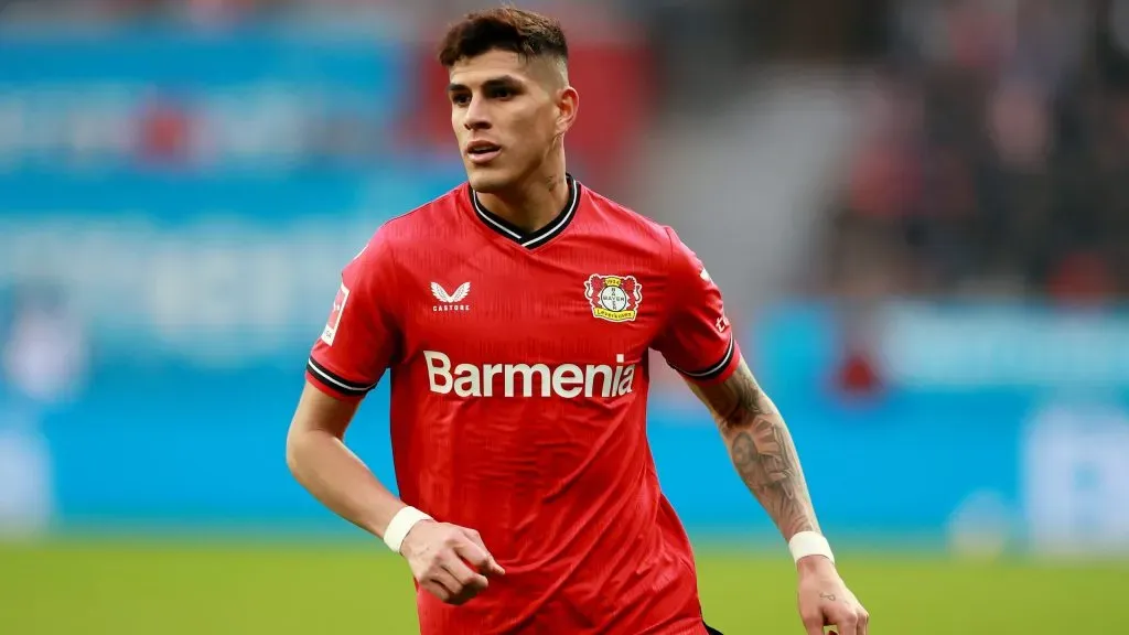 Piero Hincapié em jogo do Bayer Leverkusen. Foto: Martin Rose/Getty Images