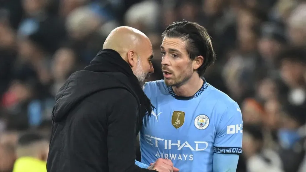 Guardiola conversa com Jack Grealish. Foto: Michael Regan/Getty Images