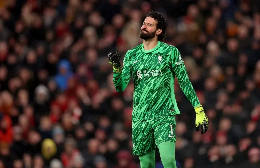 Alisson faz gesto