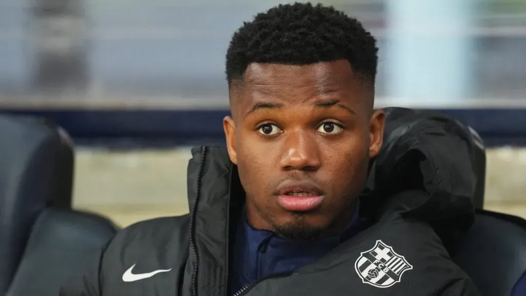 Ansu Fati, de jaqueta preta, com escudo do Barcelona. (Photo by Alex Caparros/Getty Images)