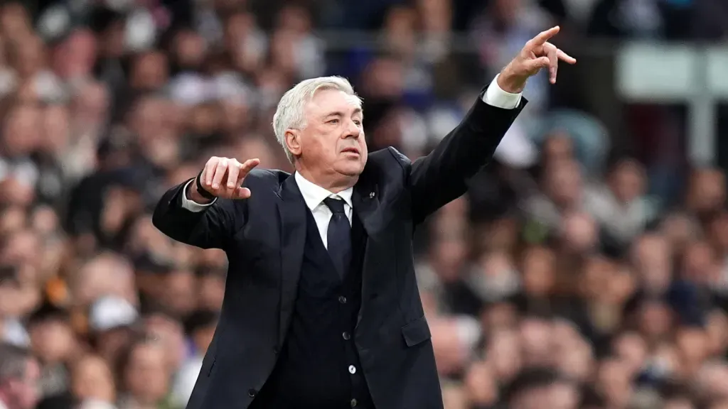 Carlo Ancelotti orientando jogadores durante partida pelo Real Madrid (Photo by Angel Martinez/Getty Images)