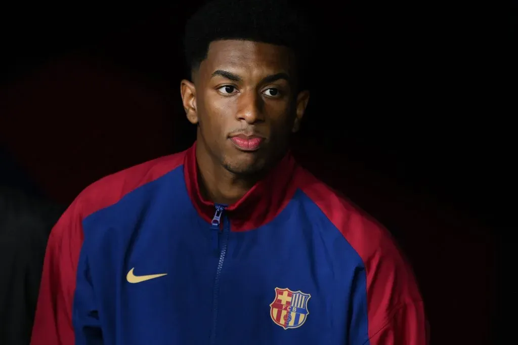 Alejandro Balde antes de jogo pelo Barcelona. (Photo by David Ramos/Getty Images)