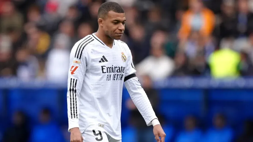 Mbappé deixando campo após expulsão. Foto: Juan Manuel Serrano Arce/Getty Images