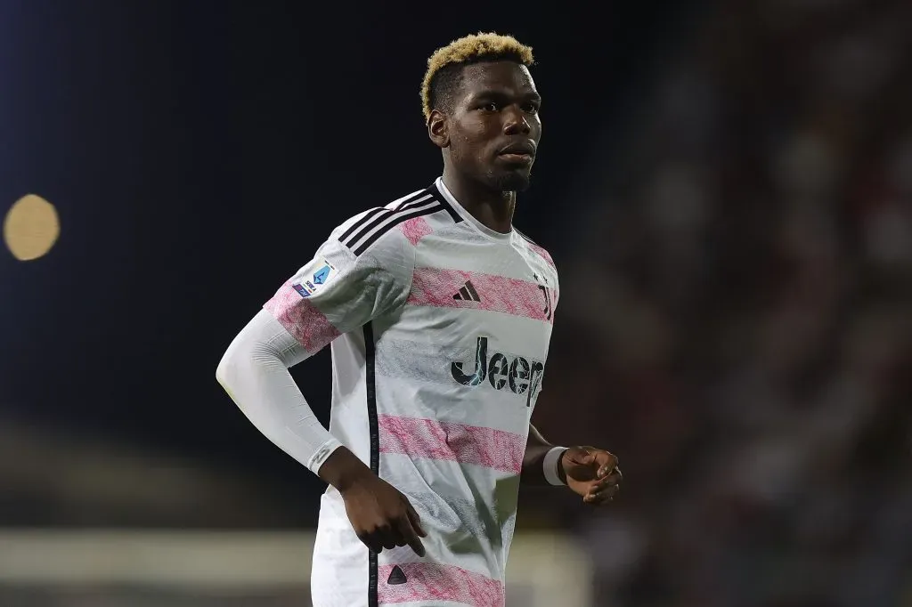 Pogba, em campo, com a camisa branca e rosa da Juventus