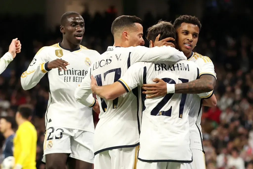 Jogadores em campo com a camisa branca do Real Madrid