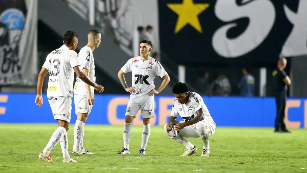 Jogadores do Santos após derrota para o RB Bragantino. Foto: Mauricio De Souza/AGIF