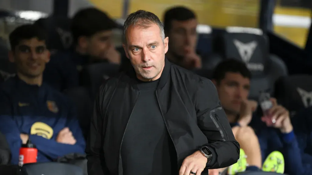 Hansi Flick no banco de reservas durante partida pelo Barcelona (Photo by David Ramos/Getty Images)