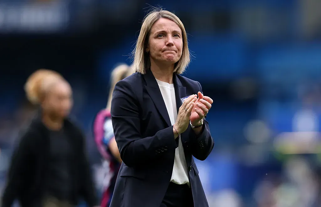 Sonia Bompastor agradece a torcida do Chelsea após eliminação na Women's Champions League (Photo by David Rogers/Getty Images)