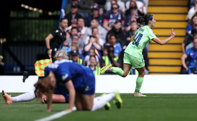 Aitana Bonmati, Meio-campo do Barcelona, comemora o seu gol contra o Chelsea na Women's Champions League (Photo by Warren Little/Getty Images)