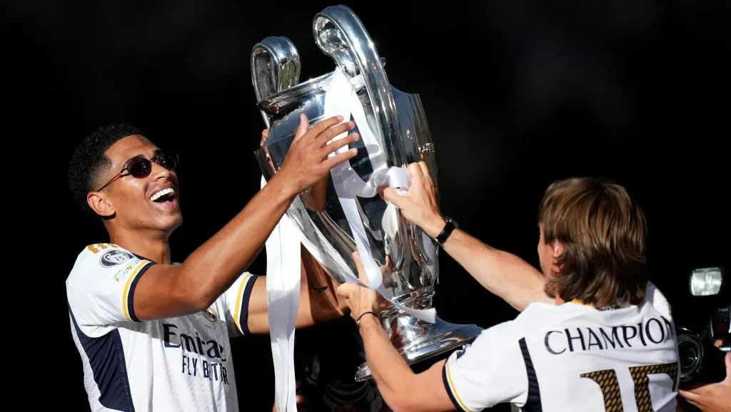 Bellingham e Modric, levantando taça da Champions League, pelo Real Madrid. (Photo by Angel Martinez/Getty Images)