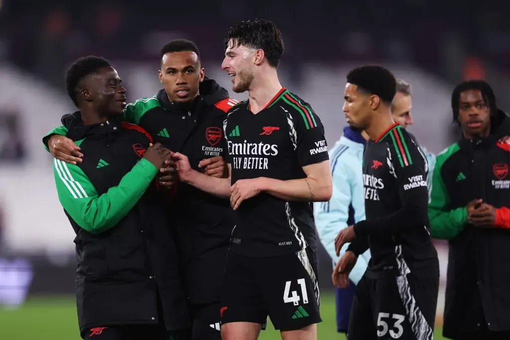 Jogadores do Arsenal se cumprimentando (Photo by Julian Finney/Getty Images)