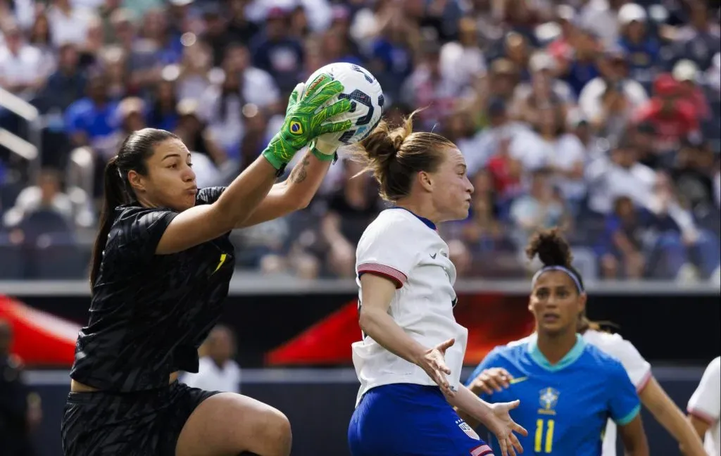 Lorena jogando pela Seleção Brasileira (Photo by Ric Tapia/Getty Images)