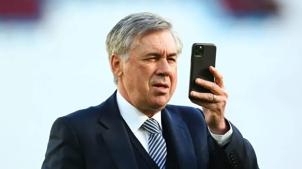 Ancelotti, cotado na Seleção Brasileira, de terno preto