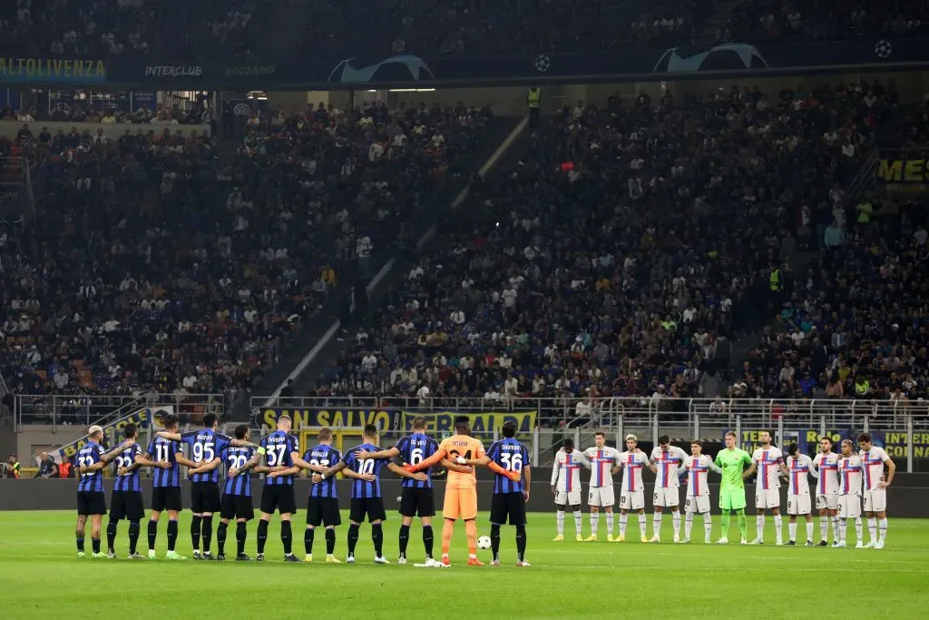 Equipes de Barcelona e Internazionale, em campo, pela Champions League