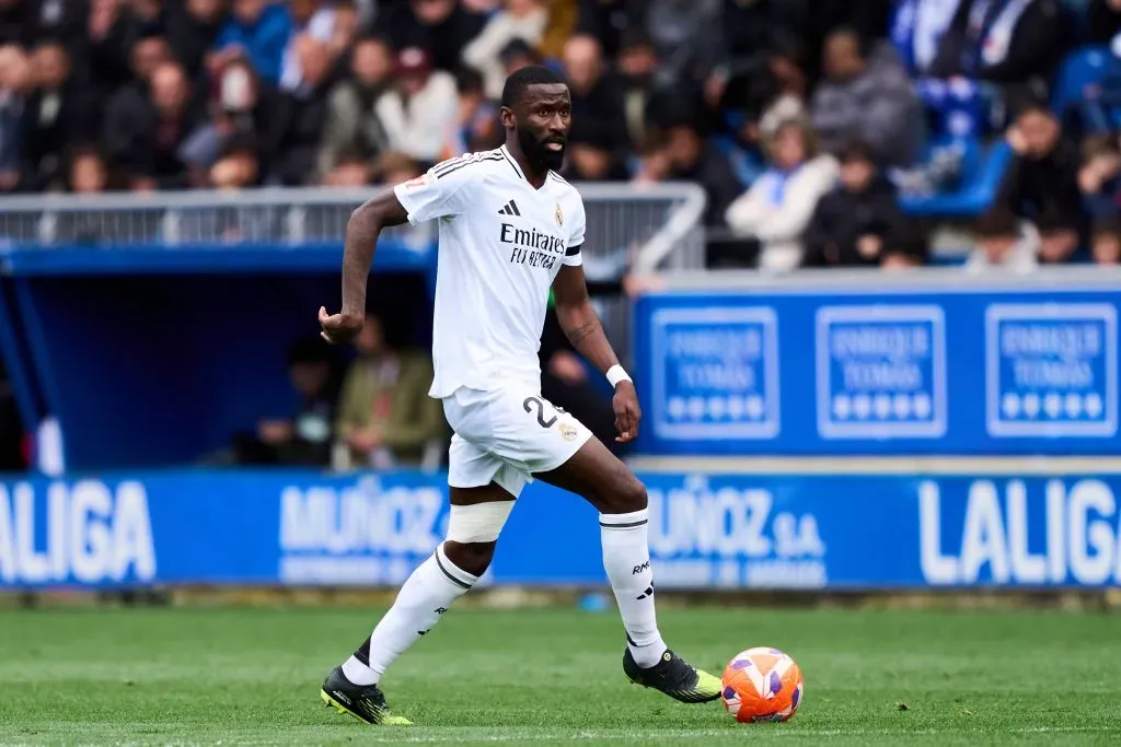 Rudiger conduzindo a bola