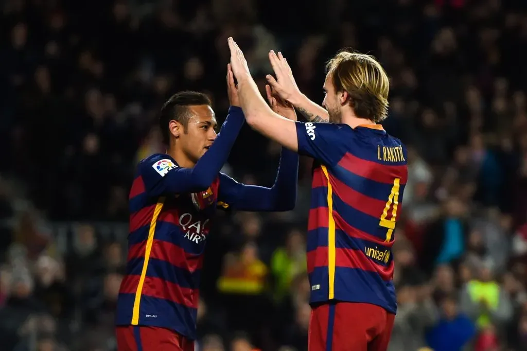 Rakitic e Neymar em campo pelo Barcelona (Photo by David Ramos/Getty Images)