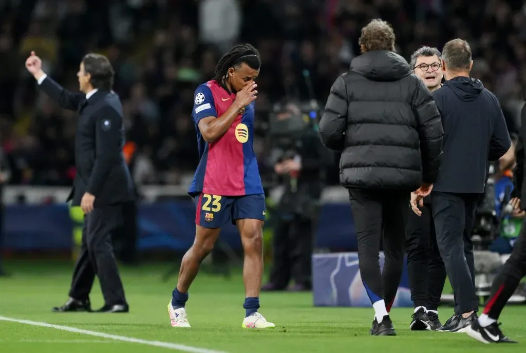 Koundé, em campo, com a camisa do Barcelona