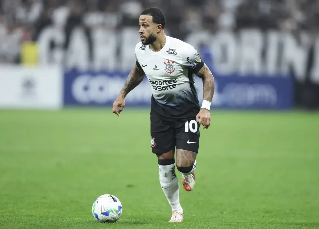 Memphis Depay em campo pelo Corinthians (Photo by Alexandre Schneider/Getty Images)