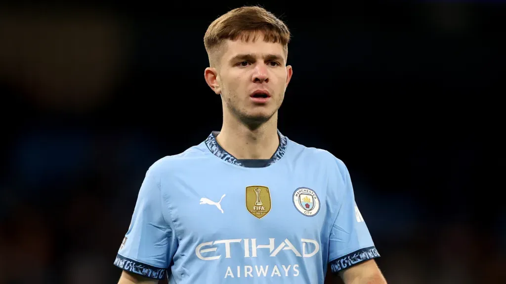 James McAtee em partida contra o West Ham (Photo by Carl Recine/Getty Images)