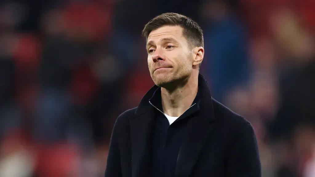 Xabi Alonso olhando para o lado durante partida pelo Bayer Leverkusen (Photo by Lars Baron/Getty Images)