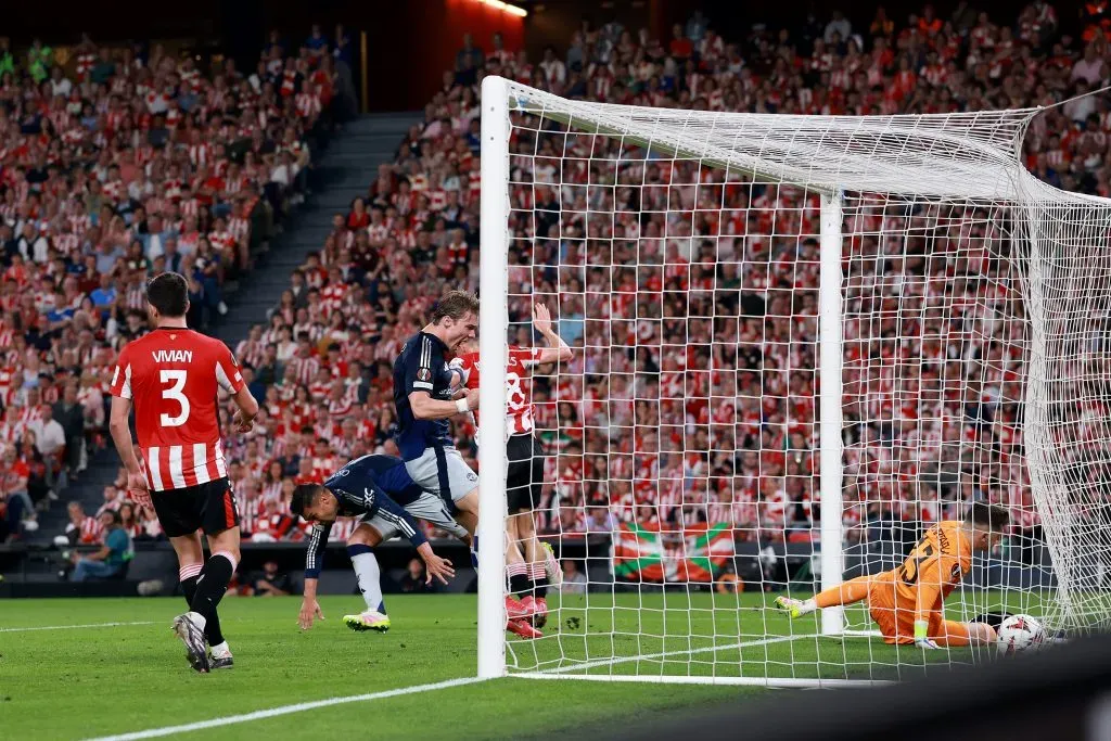 Momento em que Casemiro sai para comemorar o gol pelo Manchester United. Jogador entrou na mira de diversas equipes e ainda tem chances de deixar o clube. (Photo by Clive Brunskill/Getty Images)