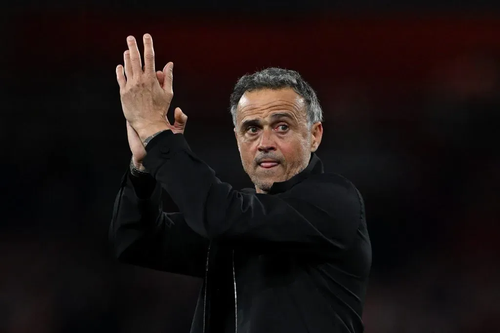 Luis Enrique, treinador do Paris Saint-Germain, aplaude os torcedores após a partida da Premier League entre Arsenal FC e Crystal Palace FC no Emirates Stadium, em 23 de abril de 2025, em Londres, Inglaterra. (Foto de Justin Setterfield/Getty Images)