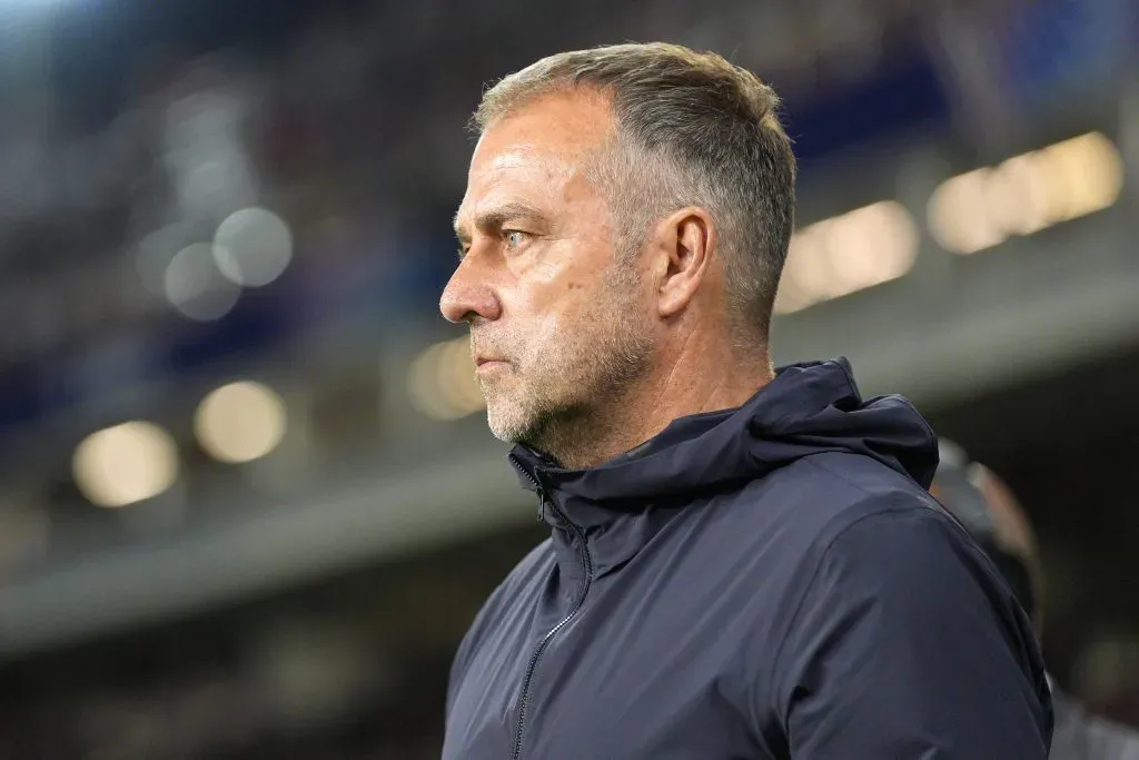 Hansi Flick, técnico do FC Barcelona, observa antes da partida de ida das quartas de final da UEFA Champions League 2024/25 entre FC Barcelona e Borussia Dortmund no Estadi Olímpic Lluís Companys em 09 de abril de 2025, em Barcelona, Espanha. (Foto de Pedro Salado/Getty Images)