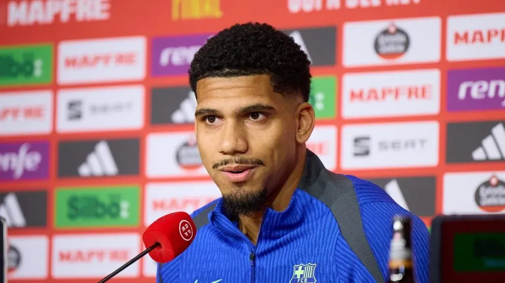 SEVILHA, ESPANHA - 25 DE ABRIL: Ronald Araujo, do FC Barcelona, fala durante coletiva de imprensa antes da final da Copa do Rei entre o FC Barcelona e o Real Madrid no Estádio de La Cartuja, em 25 de abril de 2025 em Sevilha, Espanha.
