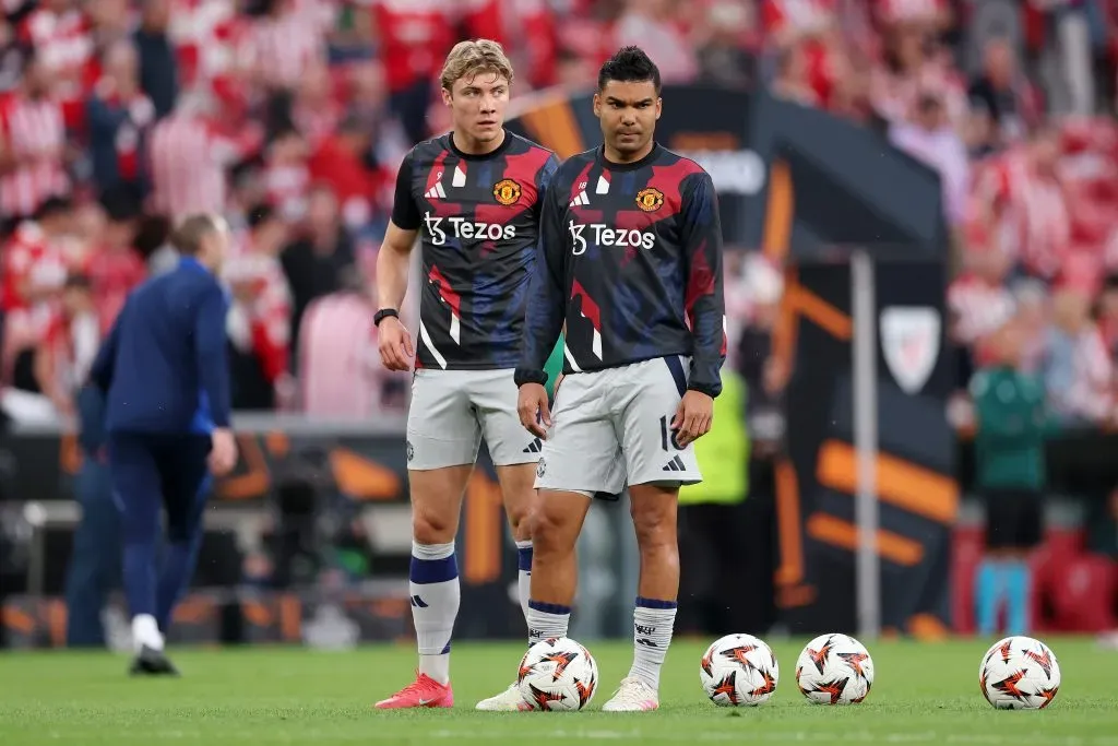 Casemiro e Rasmus Højlund, do Manchester United, observam durante o aquecimento antes da partida de ida das semifinais da Liga Europa 2024/25 entre Athletic Bilbao e Manchester United, no Estádio San Mamés, no dia 1º de maio de 2025, em Bilbao, Espanha. (Foto de Clive Brunskill/Getty Images)