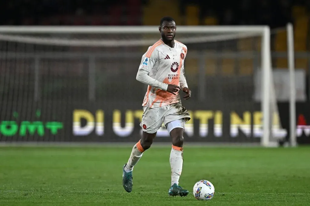 Evan Ndicka, da Roma, durante a partida da Serie A entre Lecce e Roma, no Stadio Via del Mare, em 29 de março de 2025, em Lecce, Itália. (Foto de Francesco Pecoraro/Getty Images)