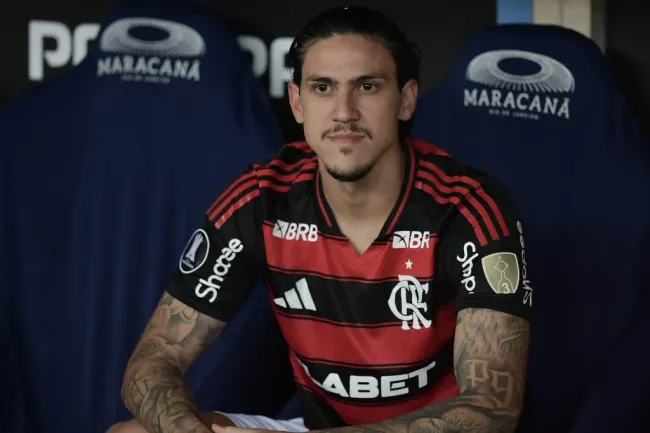 Flamengo, com a camisa vermelha e preta do Flamengo