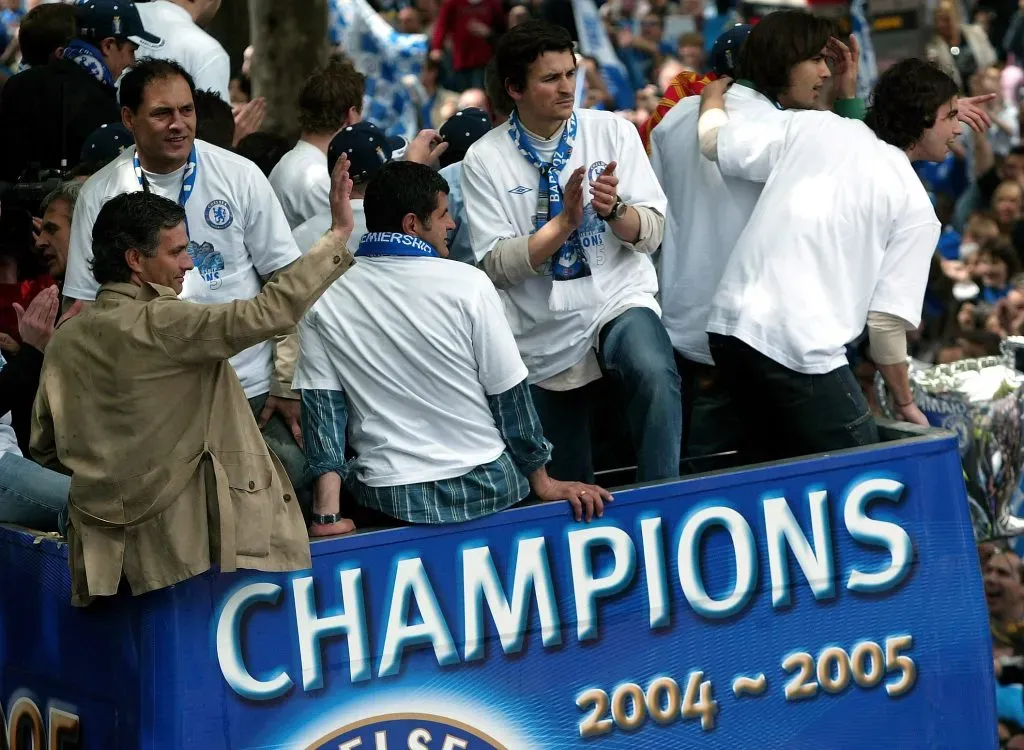 José Mourinho (à esquerda) senta-se no ônibus da equipe enquanto ele percorre a New King's Road durante o desfile de vitória do Chelsea Football Club para exibir os troféus de campeão da FA Barclays Premier League e da Copa da Liga, em 22 de maio de 2005, em Chelsea, Londres. (Foto de Dean Mouhtaropoulos/Getty Images)