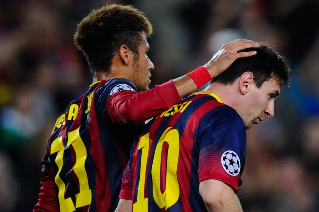 Lionel Messi, do FC Barcelona, comemora com seu companheiro de equipe Neymar, do FC Barcelona, após marcar o primeiro gol durante a partida do Grupo H da UEFA Champions League entre FC Barcelona e AC Milan no Camp Nou, no dia 6 de novembro de 2013, em Barcelona, Espanha. (Foto de David Ramos/Getty Images)