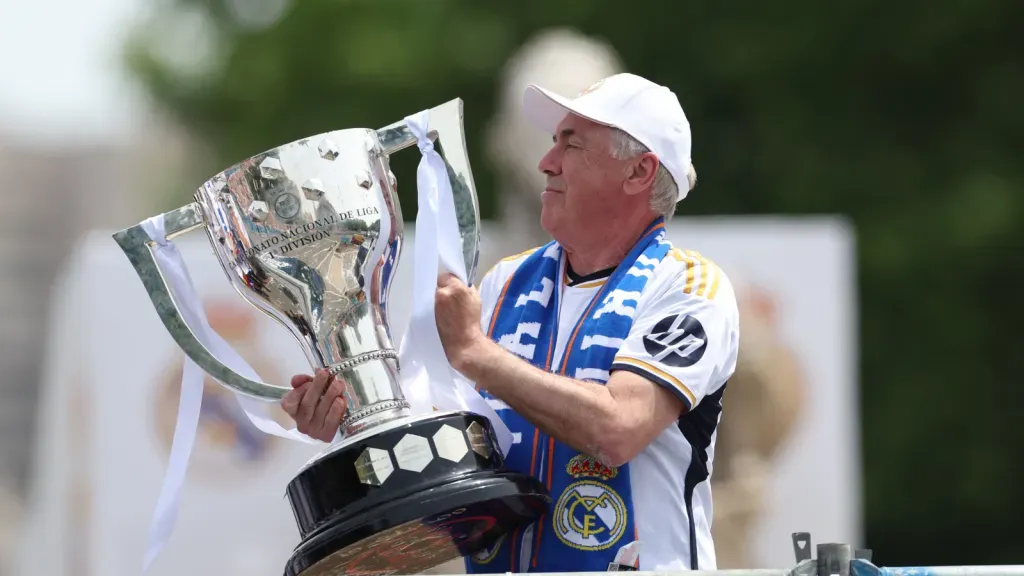 Treinador Carlo Ancelotti comemora com troféu pelo Real Madrid (Photo by Florencia Tan Jun/Getty Images)