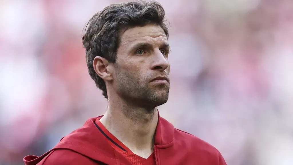 Müller, em campo, com a jaqueta vermelha do Bayern. (Photo by Maja Hitij/Getty Images)