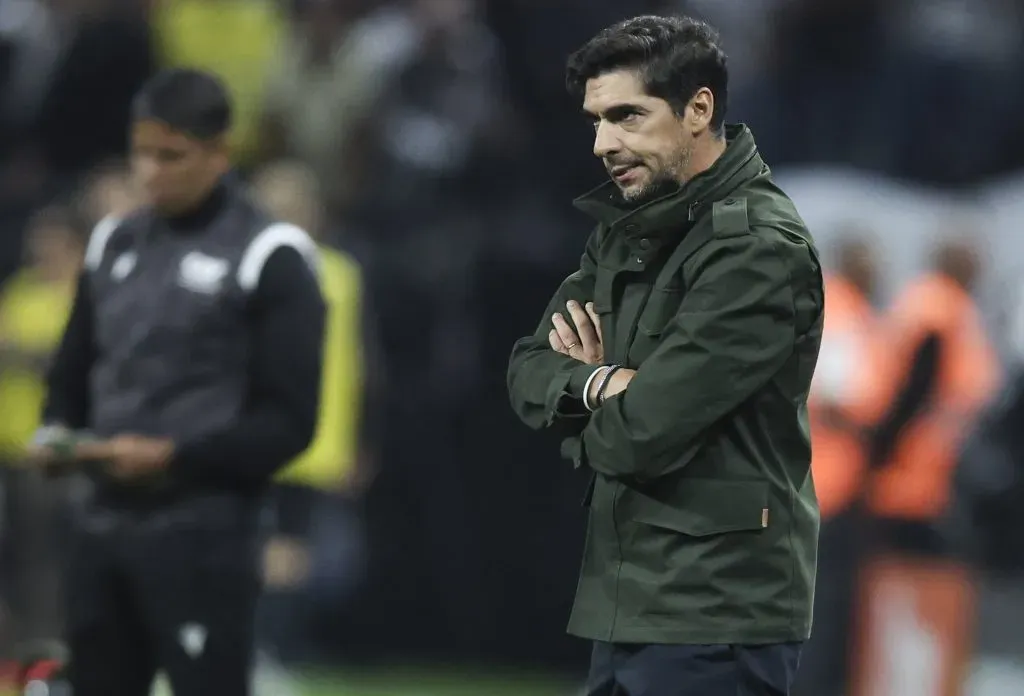 Abel Ferreira de braços cruzados