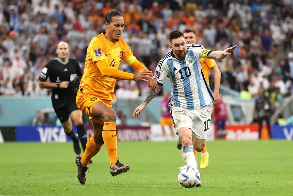 Van Dijk contra Messi na Copa do Mundo de 2022. (Photo by Catherine Ivill/Getty Images)