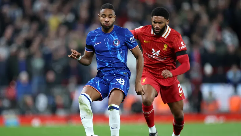 Joe Gomez e Christopher Nkunku em jogo do Liverpool contra o Chelsea (Photo by Carl Recine/Getty Images)