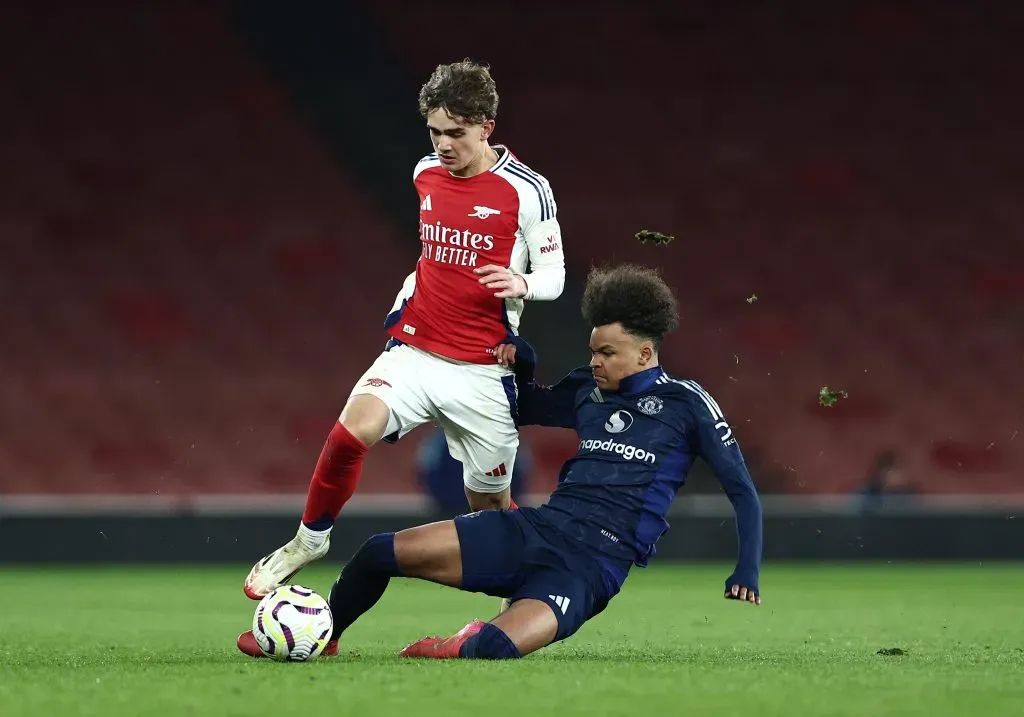 Max Dowman rm disputa de bola