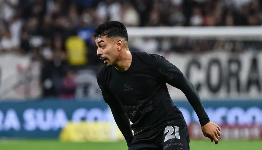 Matheus Bidu em ação pelo Corinthians contra o Internacional (IMAGO / Fotoarena)