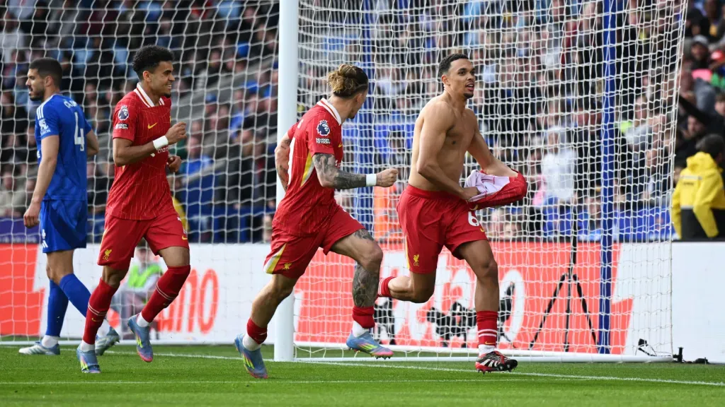 Trent Alexander-Arnold comemora gol tirando a camisa em jogo do Liverpool (Photo by Shaun Botterill/Getty Images)