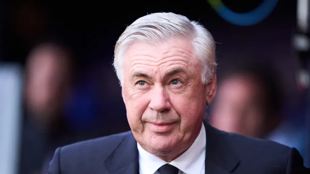 Treinador Carlo Ancelotti durante partida do Real Madrid de terno (Photo by Juan Manuel Serrano Arce/Getty Images)