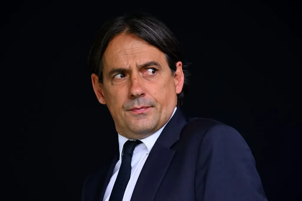 Inzaghi de terno e gravata