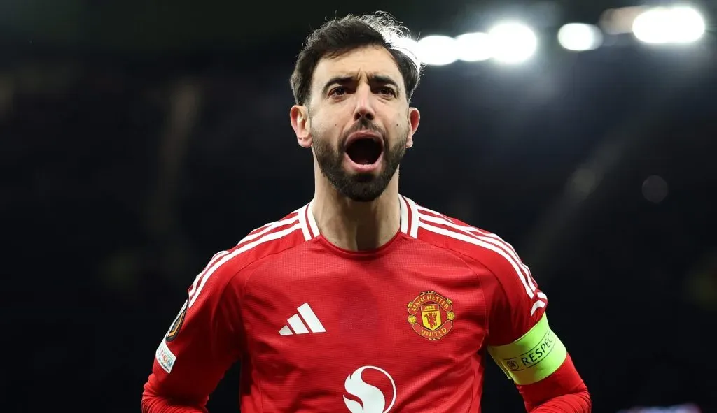 Bruno Fernandes, atacante do Manchester United, em campo, de camisa vermelha. (Photo by Carl Recine/Getty Images)