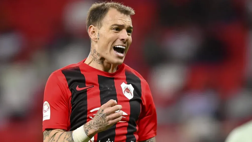 Roger Guedes atuando pelo Al-Rayyan. Foto: IMAGO / Naushad