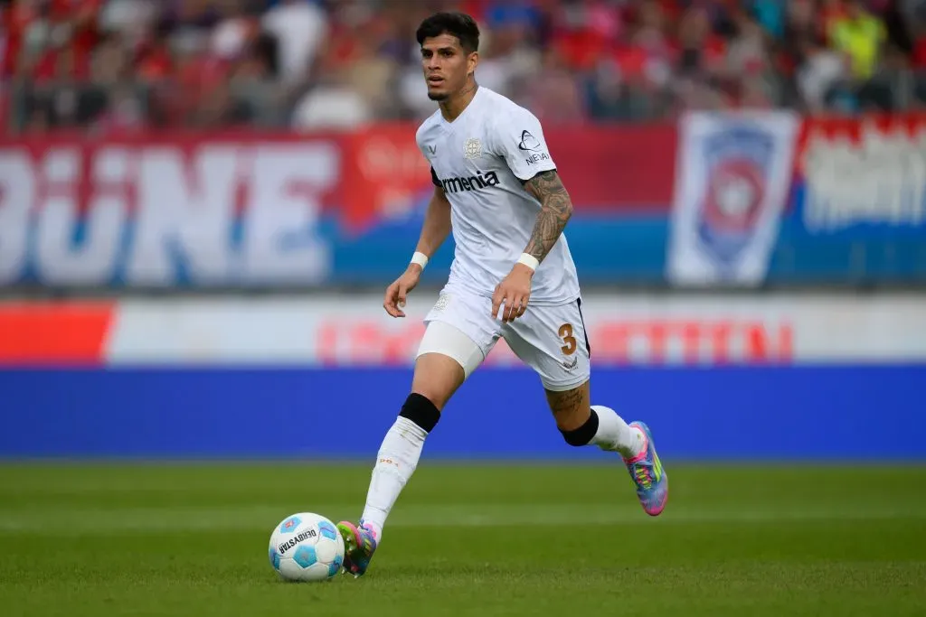 Hincapié em campo com o Leverkusen (Photo by Christian Kaspar-Bartke/Getty Images)