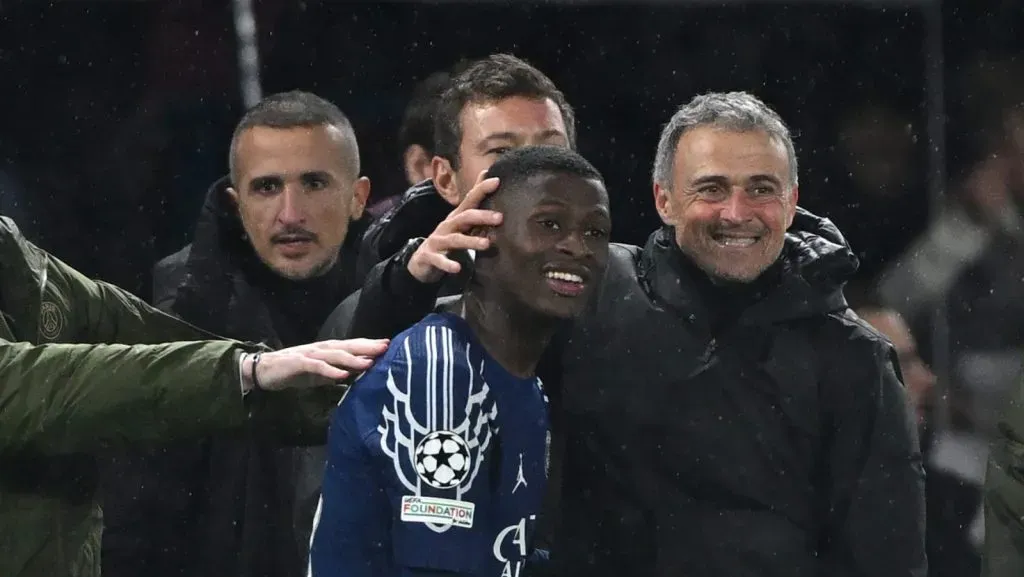 Nuno Mendes, do Paris Saint-Germain, e Luis Enrique, técnico do Paris Saint-Germain, comemoram a vitória após a partida da Fase de Liga MD7 da Liga dos Campeões da UEFA 2024/25 entre Paris Saint-Germain e Manchester City no Parc des Princes, em 22 de janeiro de 2025, em Paris, França. (Foto de Mike Hewitt/Getty Images)