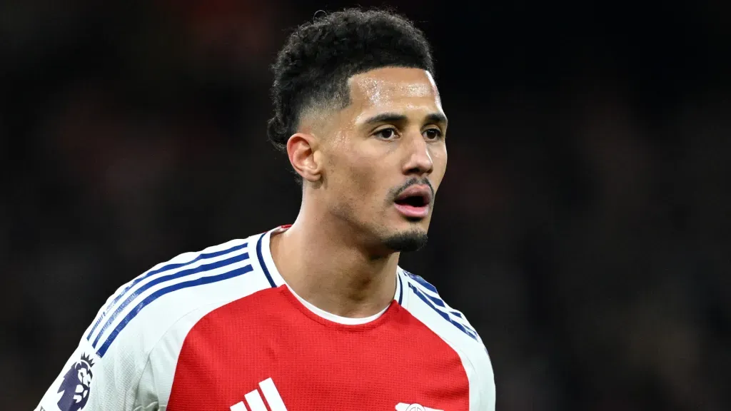 Saliba, zagueiro ligado ao Real Madrid, em campo pelo Arsenal. Foto: Justin Setterfield/Getty Images