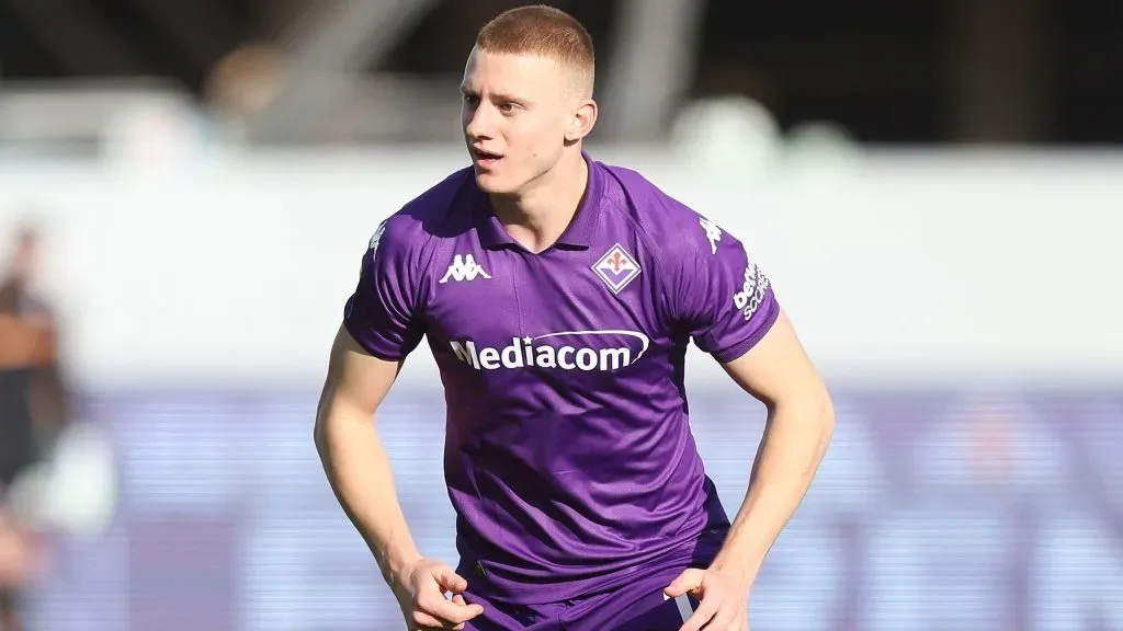 Pietro Comuzzo em jogo da Fiorentina. Foto: Gabriele Maltinti/Getty Images