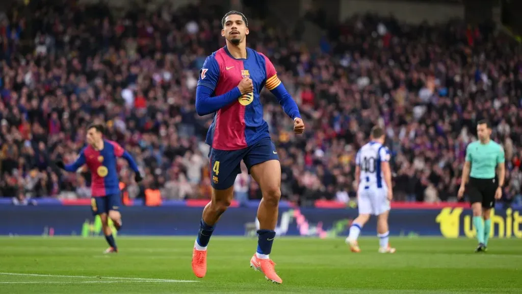 Ronald Araújo em jogo do Barcelona. Foto: David Ramos/Getty Images